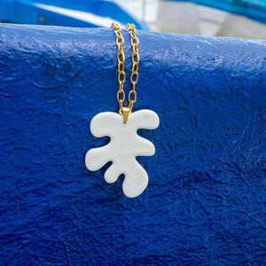 CORALLO - Collana lunga con catena dorata e ciondolo a forma di corallo. - OE!