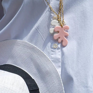 CORALLO - Collana lunga con catena dorata e ciondolo a forma di corallo. - OE!