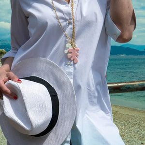 CORALLO - Collana lunga con catena dorata e ciondolo a forma di corallo. - OE!