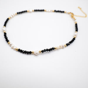 CRISTALLI NERI - Collana con perle e cristalli - OE!